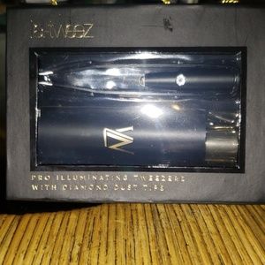 Illuminating tweezers